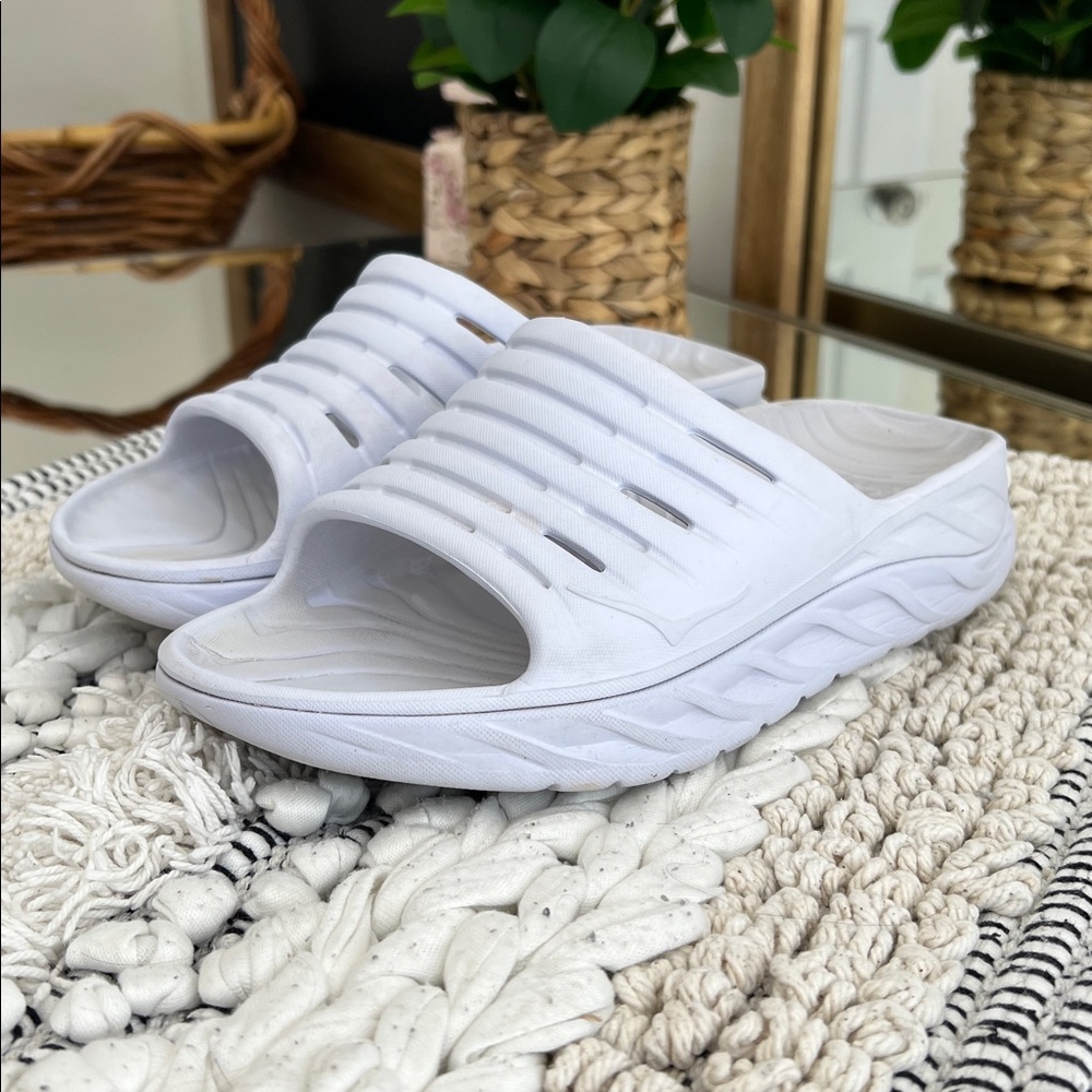 Hoka recover Ora One One White Slide Sandals. Women’s sz 8